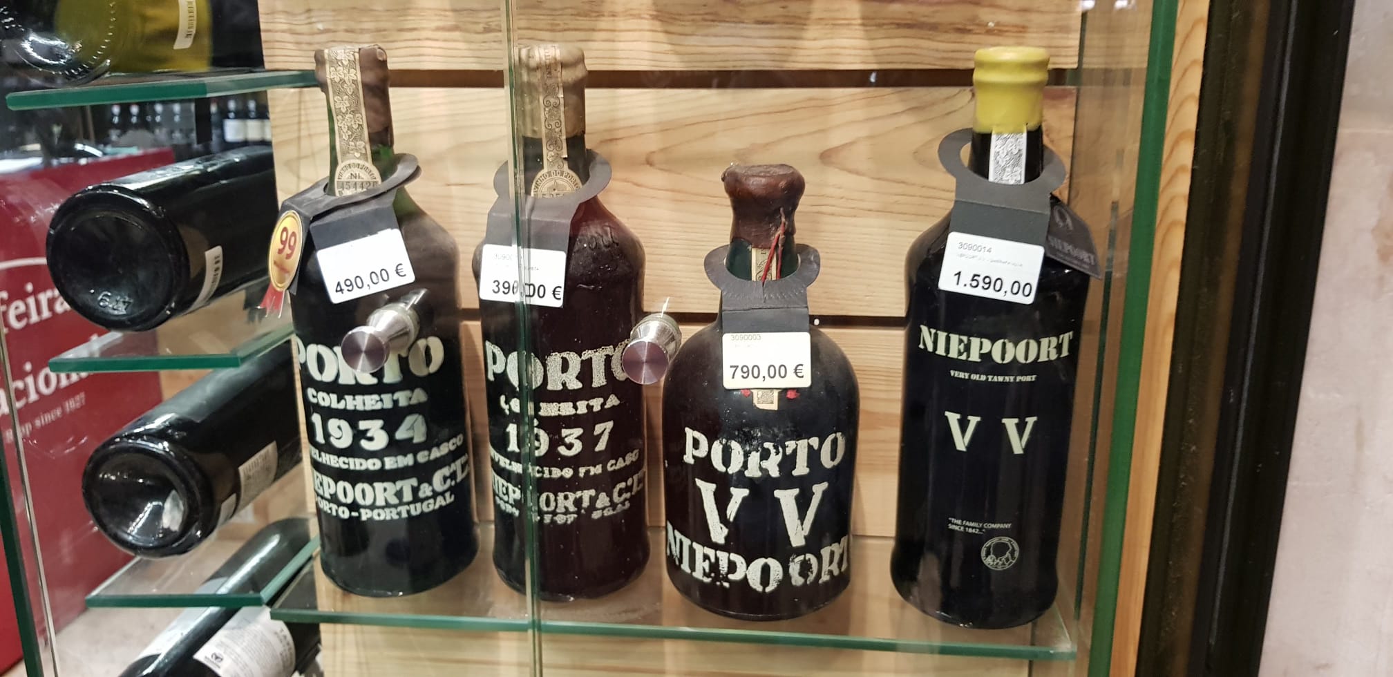 Garrafeira com vinhos do Porto antigos